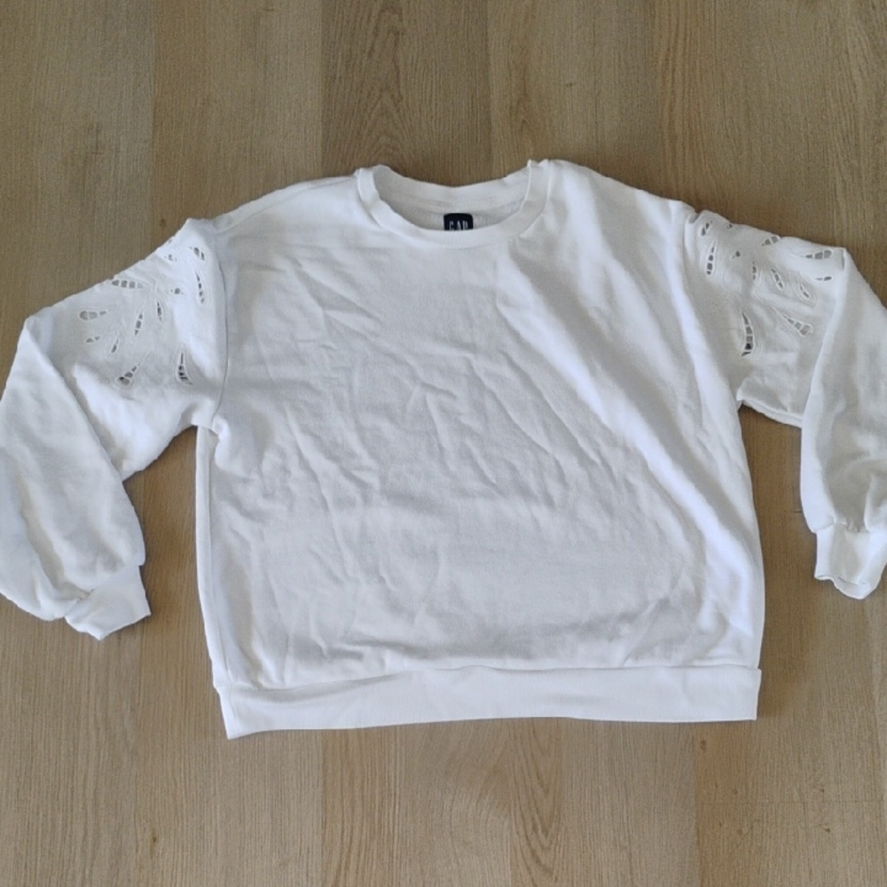 GAP White Crewneck Sweatshirt with Lace Sleeves